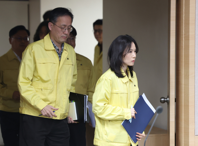 김진아 외교부 2차관(오른쪽)과 이형일 재정경제부 1차관이 2일 정부서울청사 합동브리핑실에서 '중동 상황점검 관련 긴급 관계부처회의' 브리핑에 참석하고 있다. 연합뉴스