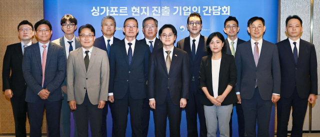 김정관(앞줄 왼쪽 네 번째) 산업통상부 장관이 2일(현지시간) 싱가포르 샹그릴라호텔에서 현대차, LG전자, 셀트리온, 한화오션 등 싱가포르 현지에 진출한 기업 관계자 등이 참석한 '싱가포르 현지 진출기업 간담회'를 주재했다. 산업부 제공