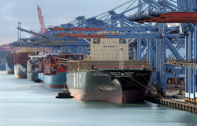 미국과 이란의 중동 전쟁 확전 우려에 부울경 지역 기업들도 촉각을 곤두세우고 있다. 3일 오후 부산항 신항에서 컨테이너 선박의 하역 작업이 진행되고 있다. 정종회 기자 jjh@