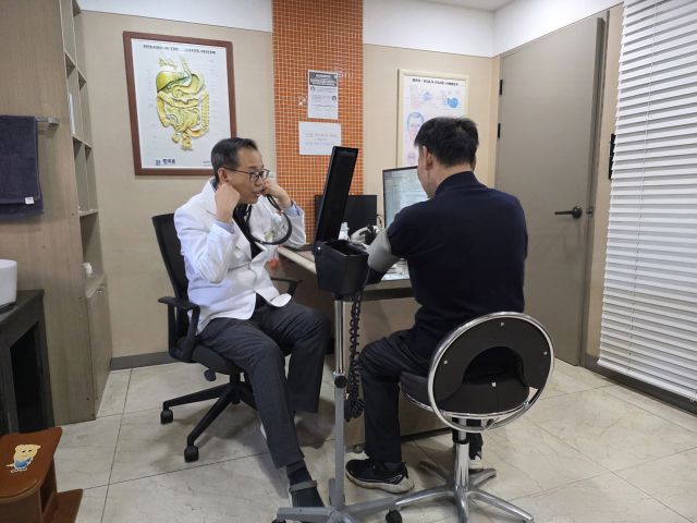 부산 영도구 봉래동 수도의원 노동현 원장이 환자 60대 김 모 씨를 진료하고 있다.