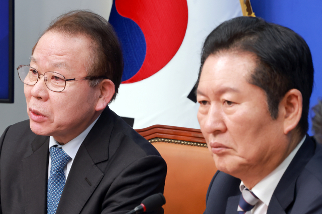 더불어민주당 김이수 중앙당 공천관리위원장이 4일 국회에서 열린 중앙당 및 시·도당 공관위원장 연석회의에 참석해 발언하고 있다. 오른쪽은 정청래 대표. 연합뉴스