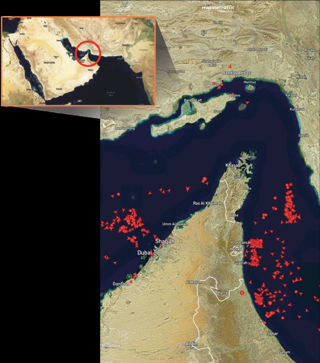 선박의 위치를 실시간으로 제공하는 마린트래픽 애플리케이션에 4일 이란(위)과 아랍에미리트(아래) 사이 호르무즈해협을 넘지 못한 유조선들이 해협 좌우 해상에 대기하는 모습이 붉은 점으로 표시되고 있다. 작은 사진은 호르무즈해협을 포함한 중동 지도. 마린트래픽 캡처