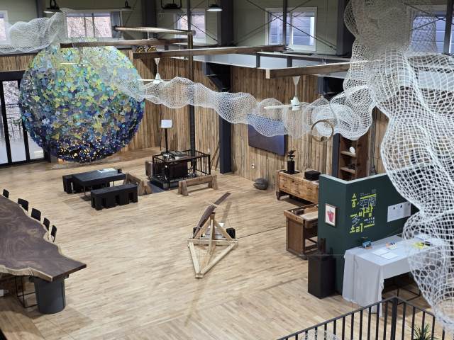 부산의 설치미술가인 김경화, 정만영, 안재국이 지난 3일부터 한 달간 사하구 스페이스 다(SPACE-DA, 空間-多)에서 ‘숨, 바람, 소리’ 3인 기획전을 열고 있다. 사진은 설치 전경. 스페이스 다 제공