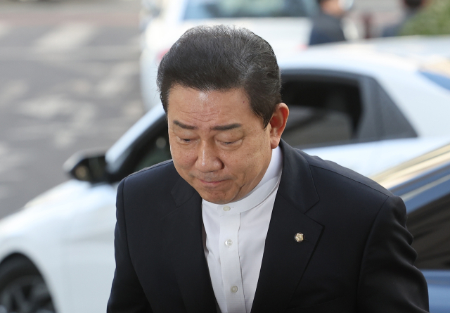 뇌물수수 등 13가지 의혹을 받는 무소속 김병기 의원이 2월 27일 서울 마포구 서울경찰청 공공범죄수사대에 조사를 받기 위해 출석하고 있다. 연합뉴스