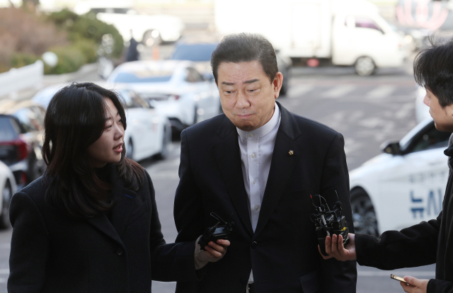 뇌물수수 등 13가지 의혹을 받는 무소속 김병기 의원이 27일 서울 마포구 서울경찰청 공공범죄수사대에 조사를 받기 위해 출석하고 있다. 연합뉴스