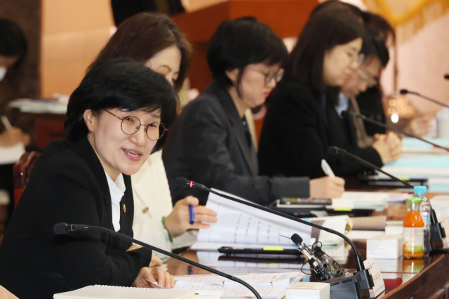 원민경 성평등가족부 장관이 지난 4일 서울 종로구 정부서울청사에서 열린 2026년 성평등·청소년·가족정책 시도 국장회의에서 인사말을 하고 있다. 연합뉴스
