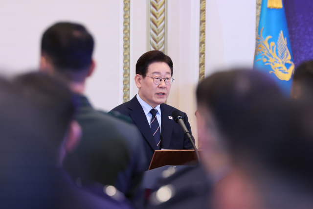 이재명 대통령이 6일 청와대 영빈관에서 열린 2026년 준장 진급 장성 삼정검 수여식에서 격려사를 하고 있다. 연합뉴스