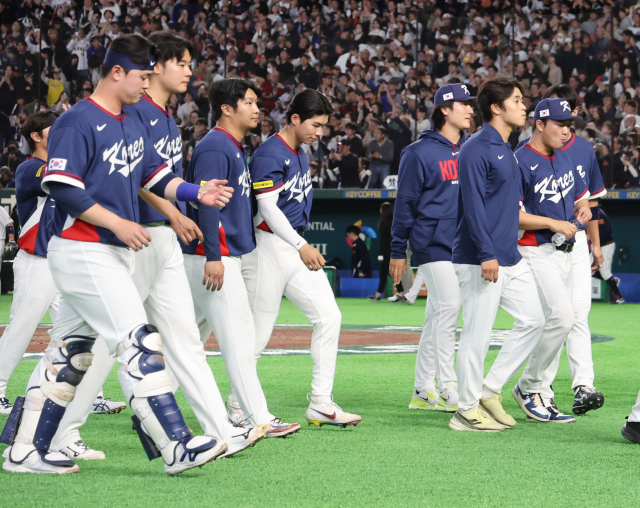 7일 일본 도쿄돔에서 열린 2026 월드베이스볼클래식(WBC) 조별리그 C조 2차전 대한민국과 일본의 경기에서 6-8로 패배한 한국 선수들이 아쉬워하고 있다. 연합뉴스