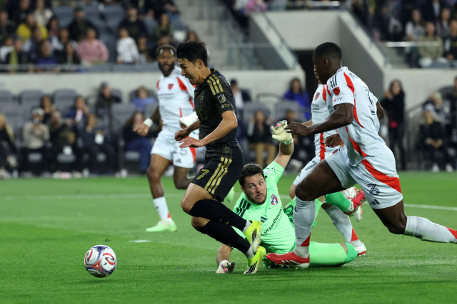 LAFC의 손흥민이 8일(한국 시간) 미국 캘리포니아주 로스앤젤레스의 BMO 스타디움에서 열린 FC댈러스와의 홈 경기에서 상대 골키퍼를 제친 뒤 넘어지고 있다. 이메인이미지·연합뉴스