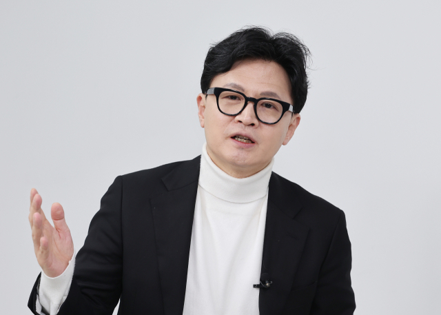 한동훈 전 국민의힘 대표가 3월 8일 부산일보사 스튜디오에서 인터뷰를 하고 있다. 정종회 기자 jjh@