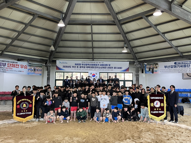 지난 7일 열린 부산시협회장기 씨름 대회에서 선수들이 파이팅을 외치고 있다. 부산시씨름협회 제공