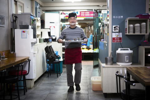 ‘이원화 구포국시’ 이원화 대표는 수십 년간 다른 일을 하다 운명처럼 다시 국수 가게로 돌아왔다. 부산근현대역사관 제공