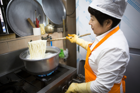 구포촌국수 김향이 대표는 김해 대동면 안막마을 장터에서 국숫집을 하던 할머니 가게를 이어받았다. 부산근현대역사관 제공