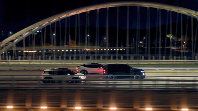 전기차의 첨단 안전 보조 기술을 알기 쉽게 풀어낸 영상 ‘심포니 오브 EV 테크놀로지’에서 기아 ‘EV3’·‘EV4’·‘EV5’가 도심을 주행하는 장면.기아 제공