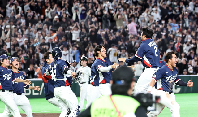 9일 일본 도쿄돔에서 열린 2026 월드베이스볼클래식(WBC) C조 조별리그 최종전 대한민국과 호주의 경기. 호주를 꺾고 8강 진출을 확정한 한국 대표팀의 김도영과 문보경이 기뻐하고 있다. 연합뉴스