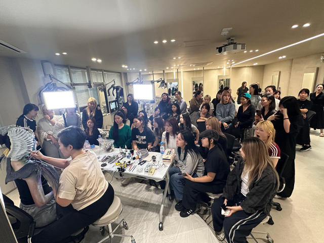 영산대 미용예술학과가 지난해 9월 25일 세계적인 명성을 자랑하는 SFX 메이크업·보디페인팅 아티스트 무나진(Moonajin)을 미국에서 초청해 특별 강연과 현장 시연 클래스를 진행하는 모습. 영산대 제공