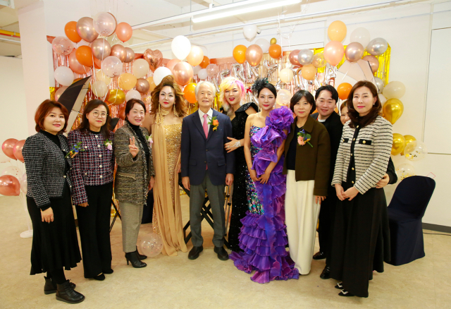 영산대 미용예술대학원이 2024년 11월 ‘제17회 한국미용예술초대작가전’을 개최하는 모습. 영산대 제공