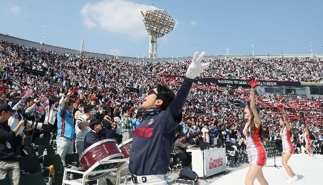 2026 KBO리그 시범 경기가 12일 개막한다. 지난해 부산 사직야구장에서 열린 2025 KBO리그 시범경기에서 관중들이 열띤 응원을 하고 있다. 이재찬 기자 chan@