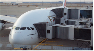 대형 항공기에 적합한 F급 탑승교(3way)의 항공기 접현 모습. 국토교통부 제공.