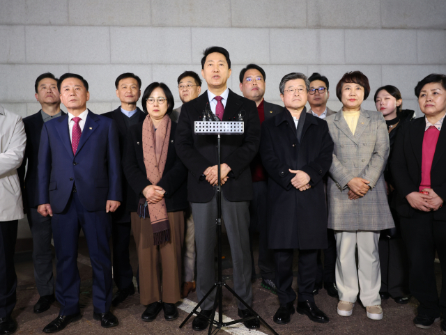 오세훈 서울시장이 9일 서울의 한 식당에서 ‘윤 어게인’ 반대 당 노선 채택에 대한 입장을 밝히고 있다. 연합뉴스
