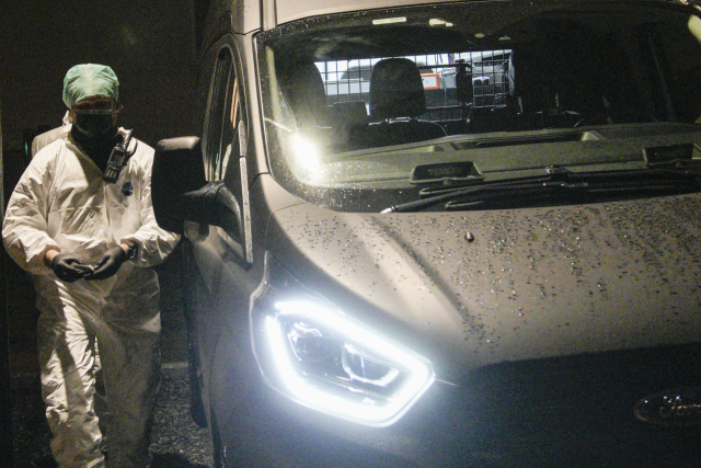 11일 노르웨이 오슬로 주재 미 대사관 폭발 사건과 관련해 수사관이 작업을 하고 있다. EPA연합뉴스