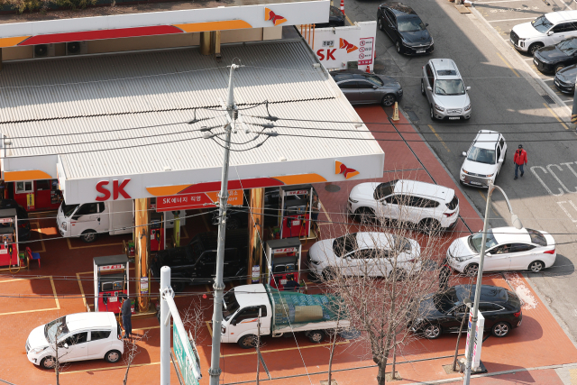 정부가 ‘석유 최고가격제’를 시행하기 하루 전인 지난 12일 서울 노원구 한 주유소에 차량들이 몰려 있다. 이날 한국석유공사 유가정보시스템 오피넷에 따르면 해당 주유소는 오후 2시 기준 보통휘발유 가격이 L(리터)당 1769원으로 서울 최저가를 기록했다. 연합뉴스