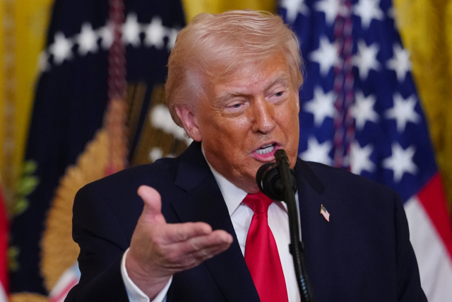 도널드 트럼프 미국 대통령이 12일(현지 시간) '여성 역사의 달' 행사에서 발언하고 있다. AP연합뉴스