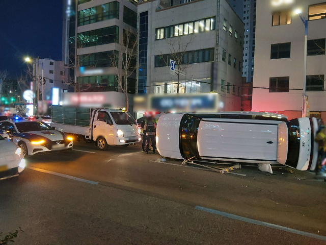 13일 부산 수영경찰서에 따르면 12일 오후 6시 45분께 수영구 수영교차로 민락역 방면 도로에서 차량 5대가 잇따라 충돌하는 연쇄 사고가 발생해 운전자 3명이 다쳤다. 부산 수영경찰서 제공.