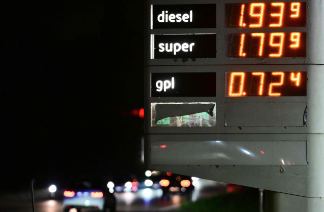 지난 11일(현지 시간) 이탈리아 북부 몬차 인근 주유소에 휘발유와 경유의 리터당 가격이 표시되어 있다. AFP연합뉴스