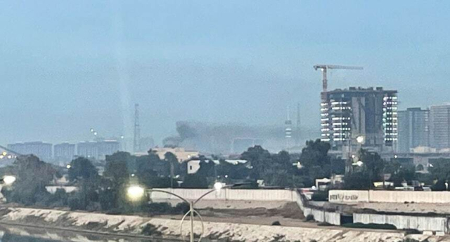 이라크 주재 미국 대사관에서 피어오르는 검은 연기. AFP연합뉴스