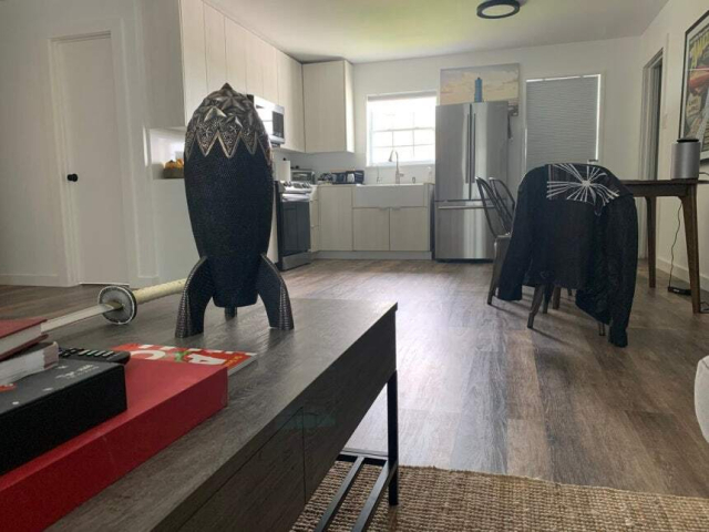 해외 블로거 디마 제뉴크가 미국 텍사스주 보카치카 스타베이스에 있는 일론 머스크 테슬라 최고경영자(CEO)의 주거지 내부를 공개했다. 디마 제뉴크 엑스(X·옛 트위터) 캡처