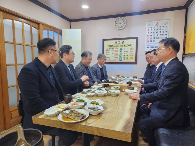 지난 12일 6·3 전국동시지방선거 기초단체장 후보자 심사를 마친 조재욱 공천관리위원장 등이 오찬을 하고 있다. 더불어민주당 경남도당 제공