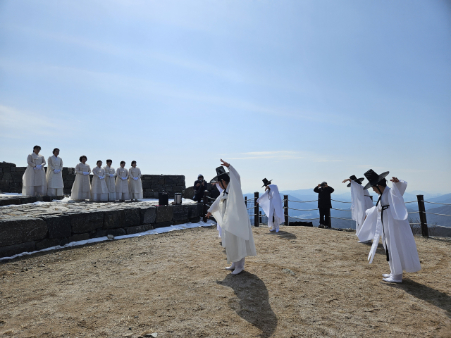 최근 경남 양산의 천성산이 세계적인 트레일 네트워크인 WTN에 정식 회원으로 등록해 화제가 된 가운데 천성산 일대에서 개최되는 ‘제4회 천성산 생태 숲길 유라시아 걷기 축제’의 성공적인 개최와 안전을 기원하는 안전 기원제’가 14일 열렸다. 양산도시문화연구원 제공