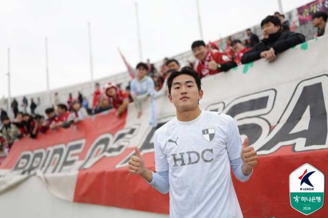 지난 14일 서울 이랜드전에서 경기 종료 직전 극장골을 넣은 부산아이파크의 백가온이 팬들 앞에서 포즈를 취하고 있다. 한국프로축구연맹 제공