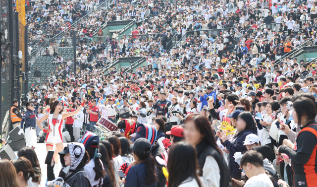 지난 15일 부산 사직구장에서 열린 프로야구 LG 트윈스와 롯데 자이언츠의 시범경기에서 관중들이 응원을 하고 있다. 이재찬 기자 chan@