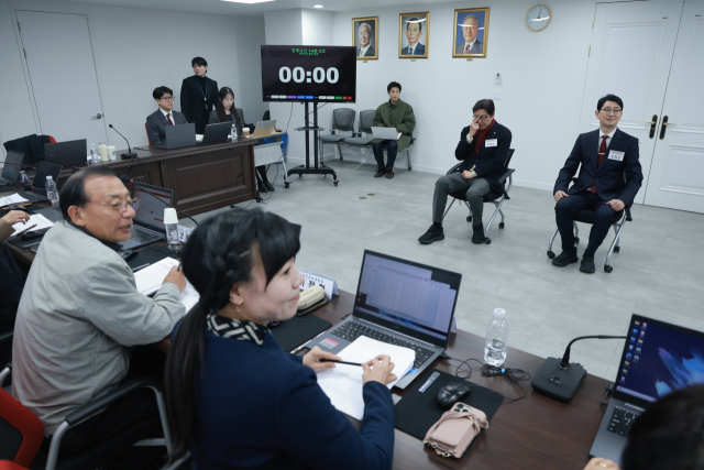 6·3 지방선거 부산시장에 도전하는 박형준 부산시장(왼쪽)과 국민의힘 주진우 의원이 11일 서울 영등포구 여의도 국민의힘 중앙당사에서 열린 광역단체장 후보 면접에 참석해 시작을 기다리고 있다. 연합뉴스