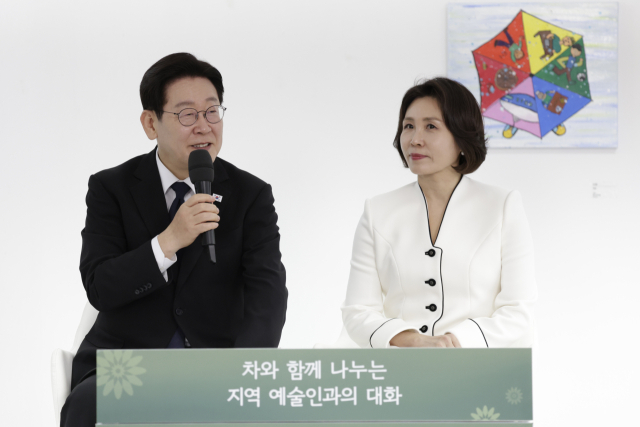 이재명 대통령이 15일 경남 창원시 마산합포구 창동예술촌 아트센터에서 열린 창원 지역예술인과의 대화에서 발언하고 있다. 오른쪽은 김혜경 여사. 연합뉴스