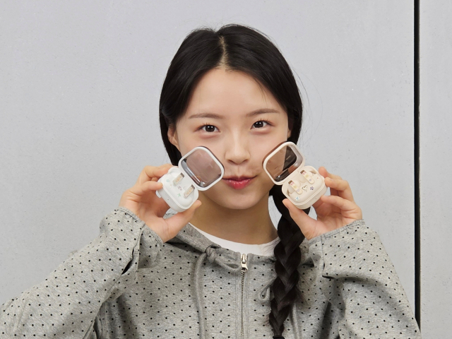 서울 서초구 삼성 강남 매장 ‘갤럭시 버즈 커스텀 랩’에서 ‘갤럭시 버즈4 프로’를 다양한 스티커를 활용해 꾸미는 모습.삼성전자 제공