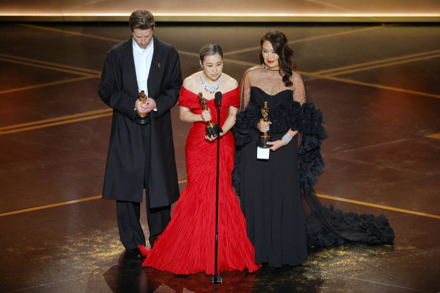 애니메이션 '케데헌'으로 수상한 메기 강 감독이 아카데미 시상식에서 소감을 말하고 있다. 연합뉴스