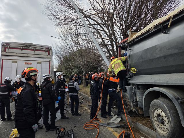 16일 울산 북구 한 도로에서 차량 6대가 연쇄 추돌해 소방이 구조 작업을 벌이고 있다. 울산소방본부 제공.