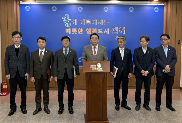 홍태용 김해시장이 16일 시청 프레스센터에서 기자회견을 열고 ‘국가물류진흥지역 특별법’ 국회 통과를 환영한다고 밝혔다. 이경민 기자