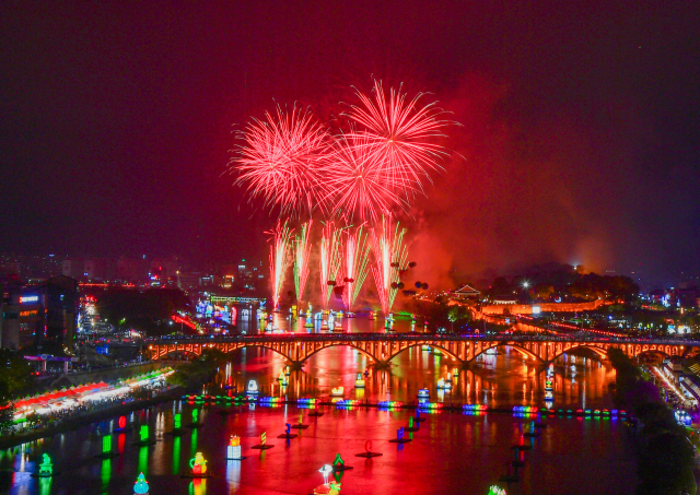 지난해 진주남강유등축제 개막식 불꽃놀이 모습. 김현우 기자