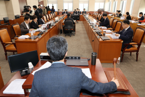 [사설] 민주당 전재수 요청도 묵살, 글로벌허브법 물 건너 가나