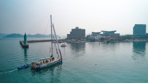 ‘경남통영호’ 입항 완료…클리퍼 요트대회 기항지 행사 스타트