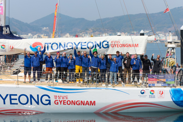 2025-26 클리퍼 세계일주 요트대회 참가 선수단이 16일 중간 기항지인 통영시 도남항에 입항했다. 통영시 제공