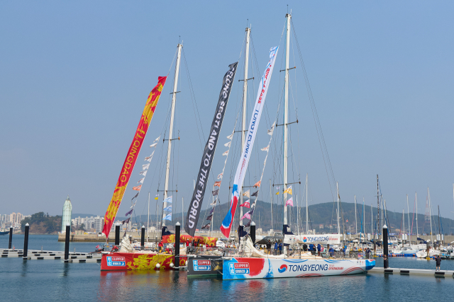 2025-26 클리퍼 세계일주 요트대회 참가 선수단이 16일 중간 기항지인 통영시 도남항에 입항했다. 통영시 제공