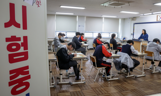 고3 수험생의 첫 공식시험인 전국연합학력평가는 성적보다 과정의 설계와 복기가 중요하다. 지난해 전국연합학력평가 모습. 김종진 기자 kjj1761@