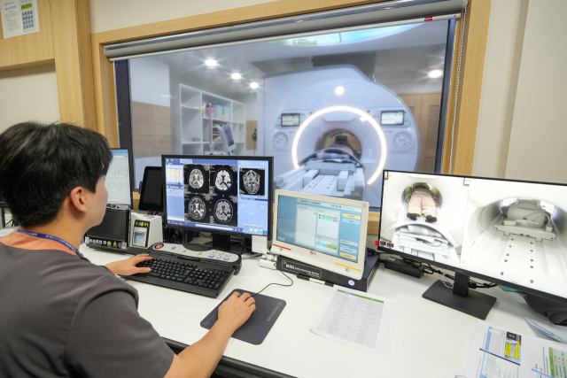 인제대학교 부산백병원이 새로 도입한 MRI 장비 ‘시그나 프리미어(SIGNA Premier) 3.0T’ 검사 장면. 부산백병원 제공