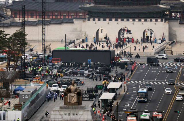 방탄소년단(BTS) 컴백 공연이 닷새 앞으로 다가온 16일 서울 광화문광장에서 관계자들이 무대 설치 작업을 하고 있다. 연합뉴스