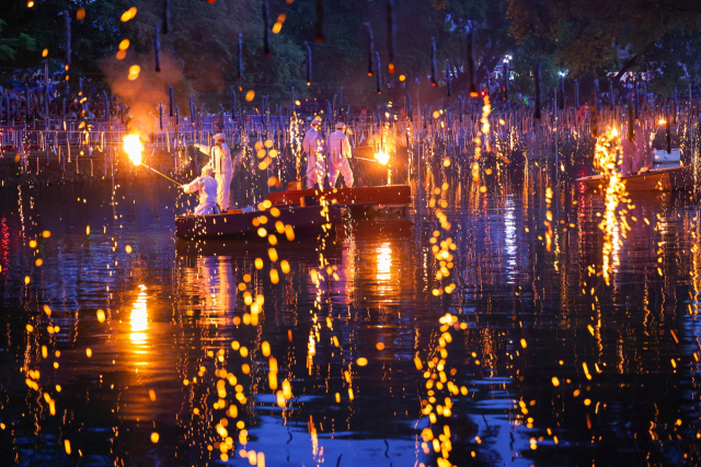 함안군이 오는 5월 24일 부처님 오신 날을 맞아 함안면 무진정에서 ‘제33회 낙화놀이’를 개최한다. 지난해 낙화놀이 현장 사진. 함안군 제공